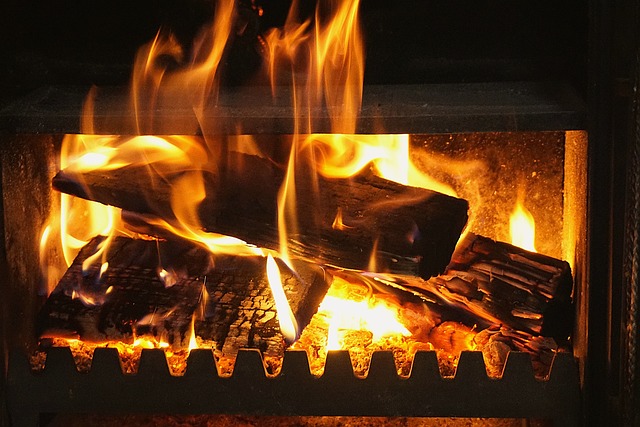 topení dřevem v krbu