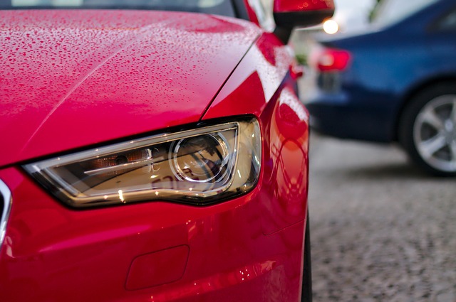 přední světlo červeného automobilu